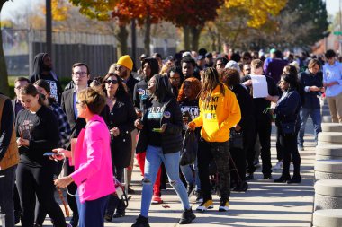 Milwaukee, Wisconsin ABD - 29 Ekim 2022: Pek çok Demokrat seçmen Vali Tony Evers, Mandela Barnes ve Barack Obama Demokrat Parti mitingine katılmak için Kuzey Bölümü Lisesi 'nde sıraya girdi
