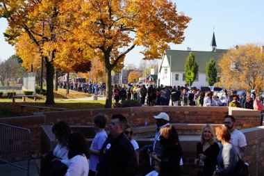 Milwaukee, Wisconsin ABD - 29 Ekim 2022: Pek çok Demokrat seçmen Vali Tony Evers, Mandela Barnes ve Barack Obama Demokrat Parti mitingine katılmak için Kuzey Bölümü Lisesi 'nde sıraya girdi