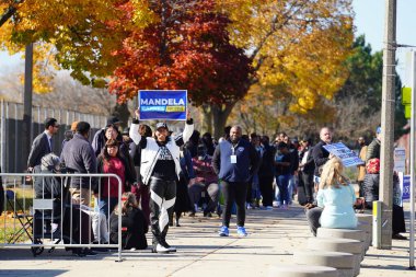 Milwaukee, Wisconsin ABD - 29 Ekim 2022: Pek çok Demokrat seçmen Vali Tony Evers, Mandela Barnes ve Barack Obama Demokrat Parti mitingine katılmak için Kuzey Bölümü Lisesi 'nde sıraya girdi
