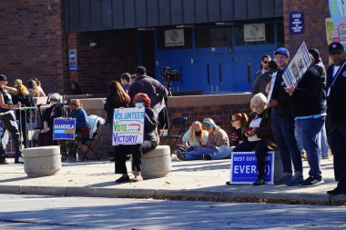 Milwaukee, Wisconsin ABD - 29 Ekim 2022: Pek çok Demokrat seçmen Vali Tony Evers, Mandela Barnes ve Barack Obama Demokrat Parti mitingine katılmak için Kuzey Bölümü Lisesi 'nde sıraya girdi