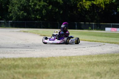 Dousman, Wisconsin ABD - 8 Ağustos 2019: Badger Kart kulübü Wolf Paving Raceway 'de go-kart sürücüleri ulusal yarışlara katıldı.