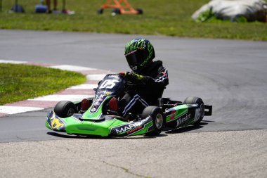 Dousman, Wisconsin ABD - 8 Ağustos 2019: Badger Kart kulübü Wolf Paving Raceway 'de go-kart sürücüleri ulusal yarışlara katıldı.