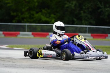 Dousman, Wisconsin ABD - 8 Ağustos 2019: Badger Kart kulübü Wolf Paving Raceway 'de go-kart sürücüleri ulusal yarışlara katıldı.