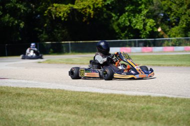 Dousman, Wisconsin ABD - 8 Ağustos 2019: Badger Kart kulübü Wolf Paving Raceway 'de go-kart sürücüleri ulusal yarışlara katıldı.