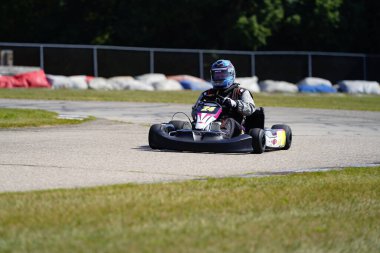 Dousman, Wisconsin ABD - 8 Ağustos 2019: Badger Kart kulübü Wolf Paving Raceway 'de go-kart sürücüleri ulusal yarışlara katıldı.