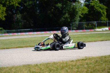 Dousman, Wisconsin ABD - 8 Ağustos 2019: Badger Kart kulübü Wolf Paving Raceway 'de go-kart sürücüleri ulusal yarışlara katıldı.