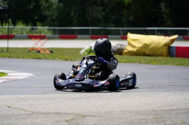 Dousman, Wisconsin ABD - 8 Ağustos 2019: Badger Kart kulübü Wolf Paving Raceway 'de go-kart sürücüleri ulusal yarışlara katıldı.