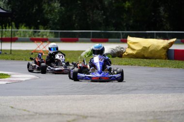 Dousman, Wisconsin ABD - 8 Ağustos 2019: Badger Kart kulübü Wolf Paving Raceway 'de go-kart sürücüleri ulusal yarışlara katıldı.
