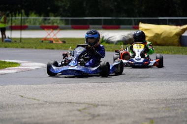 Dousman, Wisconsin ABD - 8 Ağustos 2019: Badger Kart kulübü Wolf Paving Raceway 'de go-kart sürücüleri ulusal yarışlara katıldı.