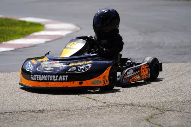 Dousman, Wisconsin ABD - 8 Ağustos 2019: Badger Kart kulübü Wolf Paving Raceway 'de go-kart sürücüleri ulusal yarışlara katıldı.