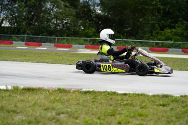 Dousman, Wisconsin ABD - 8 Ağustos 2019: Badger Kart kulübü Wolf Paving Raceway 'de go-kart sürücüleri ulusal yarışlara katıldı.