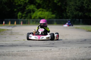 Dousman, Wisconsin ABD - 8 Ağustos 2019: Badger Kart kulübü Wolf Paving Raceway 'de go-kart sürücüleri ulusal yarışlara katıldı.