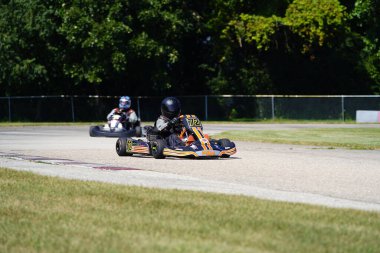 Dousman, Wisconsin ABD - 8 Ağustos 2019: Badger Kart kulübü Wolf Paving Raceway 'de go-kart sürücüleri ulusal yarışlara katıldı.