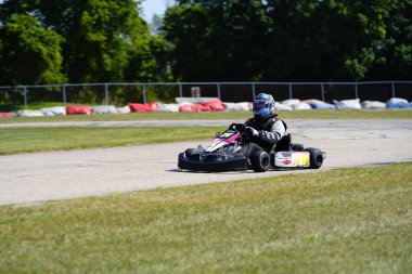 Dousman, Wisconsin ABD - 8 Ağustos 2019: Badger Kart kulübü Wolf Paving Raceway 'de go-kart sürücüleri ulusal yarışlara katıldı.