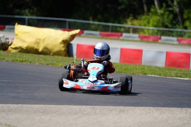 Dousman, Wisconsin ABD - 8 Ağustos 2019: Badger Kart kulübü Wolf Paving Raceway 'de go-kart sürücüleri ulusal yarışlara katıldı.