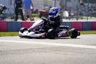 Dousman, Wisconsin ABD - 8 Ağustos 2019: Badger Kart kulübü Wolf Paving Raceway 'de go-kart sürücüleri ulusal yarışlara katıldı.