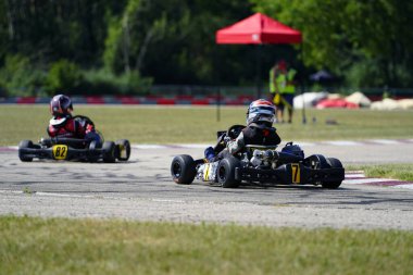 Dousman, Wisconsin ABD - 8 Ağustos 2019: Badger Kart kulübü Wolf Paving Raceway 'de go-kart sürücüleri ulusal yarışlara katıldı.