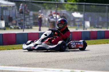 Dousman, Wisconsin ABD - 8 Ağustos 2019: Badger Kart kulübü Wolf Paving Raceway 'de go-kart sürücüleri ulusal yarışlara katıldı.