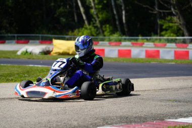 Dousman, Wisconsin ABD - 8 Ağustos 2019: Badger Kart kulübü Wolf Paving Raceway 'de go-kart sürücüleri ulusal yarışlara katıldı.