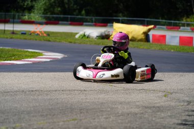 Dousman, Wisconsin ABD - 8 Ağustos 2019: Badger Kart kulübü Wolf Paving Raceway 'de go-kart sürücüleri ulusal yarışlara katıldı.