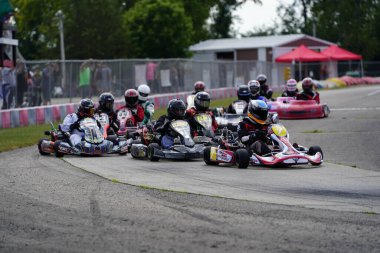 Dousman, Wisconsin ABD - 8 Ağustos 2019: Badger Kart kulübü Wolf Paving Raceway 'de go-kart sürücüleri ulusal yarışlara katıldı.