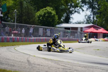 Dousman, Wisconsin ABD - 8 Ağustos 2019: Badger Kart kulübü Wolf Paving Raceway 'de go-kart sürücüleri ulusal yarışlara katıldı.