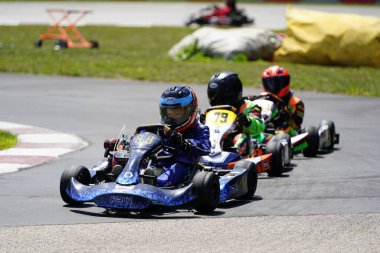 Dousman, Wisconsin ABD - 8 Ağustos 2019: Badger Kart kulübü Wolf Paving Raceway 'de go-kart sürücüleri ulusal yarışlara katıldı.