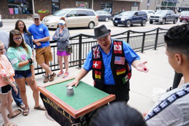 Wisconsin Dells, Wisconsin / USA - 6 Temmuz 2019: Bir sokak sihirbazı Andrew Baerlocher Wisconsin Dells 'i ziyaret eden bir grup ziyaretçiye gösteri yaptı.