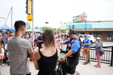 Wisconsin Dells, Wisconsin / USA - 6 Temmuz 2019: Bir sokak sihirbazı Andrew Baerlocher Wisconsin Dells 'i ziyaret eden bir grup ziyaretçiye gösteri yaptı.