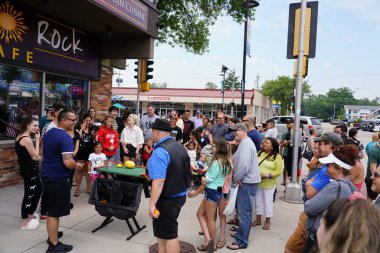 Wisconsin Dells, Wisconsin / USA - 6 Temmuz 2019: Bir sokak sihirbazı Andrew Baerlocher Wisconsin Dells 'i ziyaret eden bir grup ziyaretçiye gösteri yaptı.