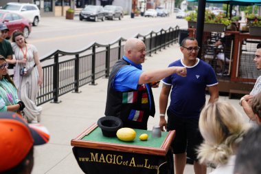 Wisconsin Dells, Wisconsin / USA - 6 Temmuz 2019: Bir sokak sihirbazı Andrew Baerlocher Wisconsin Dells 'i ziyaret eden bir grup ziyaretçiye gösteri yaptı.