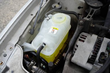 Arabanın motoru arabada.