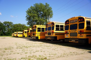 Tomah, Wisconsin ABD - 2 Temmuz 2023: Kısa sarı okul otobüsleri hala kullanılmaya hazır.