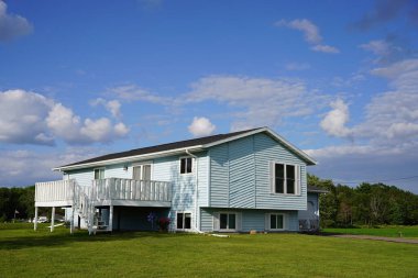 Mavi gökyüzü ile modern beyaz ev