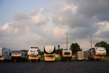 Tomah, Wisconsin ABD - 10 Ağustos 2021: Farklı marka karavan karavanları depolama için bir otoparkta oturuyorlar.