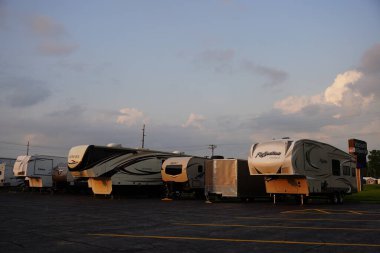 Tomah, Wisconsin ABD - 10 Ağustos 2021: Farklı marka karavan karavanları depolama için bir otoparkta oturuyorlar.