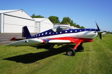 Amerikan uçağı çimlere park etmiş.