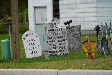 Yeni Lizbon, Wisconsin ABD - 5 Ekim 2021: Halkın evi Cadılar Bayramı süslemeleri ile süslendi.