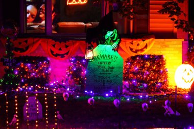 Necedah, Wisconsin / ABD - 27 Ekim 2020: Ev sahipleri cadılar bayramı teması ile bahçelerini süslerler