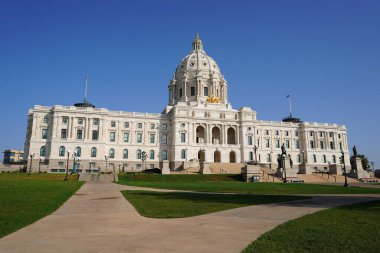 St. Paul, Minnesota / ABD - 19 Ekim 2019: St. Paul 'daki Minnesota Capitol binasının dışında geniş açı manzarası  