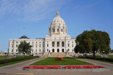 St. Paul, Minnesota / ABD - 19 Ekim 2019: St. Paul 'da Minnesota Capitol' ün ön girişi          