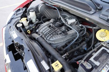 Mauston, Wisconsin ABD - 29 Ekim 2021: 2013 Dodge Grand Caravan 'ının motoru.            