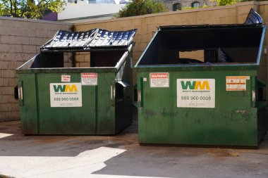 Neenah, Wisconsin / ABD - 27 Ekim 2019: Atık Yönetimi, çöplerini atmak için toplum içinde kullanılan yeşil çöp bidonu