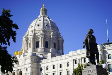 St. Paul, Minnesota / ABD - 19 Ekim 2019: The Quadriga progress of the state. Minnesota eyalet meclis binasının tepesine altın heykeller.