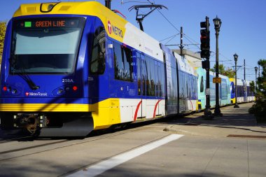 St. Paul, Minnesota / ABD - 19 Ekim 2019: St. Paul, Minnesota metro transit kablolu tren kullanıyor..