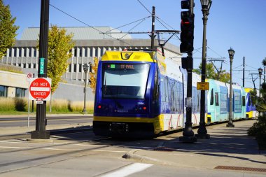 St. Paul, Minnesota / ABD - 19 Ekim 2019: St. Paul, Minnesota metro transit kablolu tren kullanıyor..