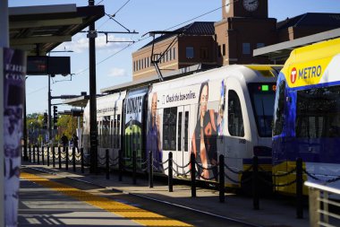 St. Paul, Minnesota / ABD - 19 Ekim 2019: St. Paul, Minnesota metro transit kablolu tren kullanıyor..