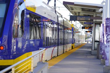 St. Paul, Minnesota / ABD - 19 Ekim 2019: St. Paul, Minnesota metro transit kablolu tren kullanıyor..