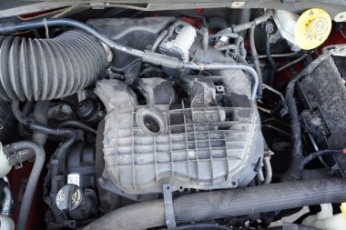 Mauston, Wisconsin ABD - 29 Ekim 2021: 2013 Dodge Grand Caravan 'ının motoru.    