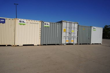 Fond du Lac, Wisconsin USA - 7 Kasım 2021: Metal kargo konteynerleri nakliye deposuna taşınmak üzere yerleştirildi.  